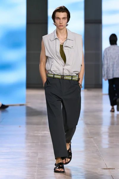 Look 19